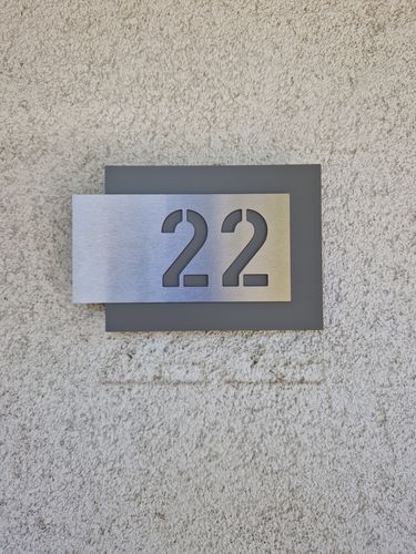 Customer photo review of Edelstahl-Hausnummer, mit 3D Effekt, Rückwand pulverbeschichtet in Wunschfarbe, Frontblende in Edelstahl