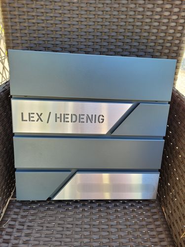 Customer photo review of AlbersDesign Briefkasten B1 anthrazit (RAL7016) personalisiert mit Edelstahl-Schildern