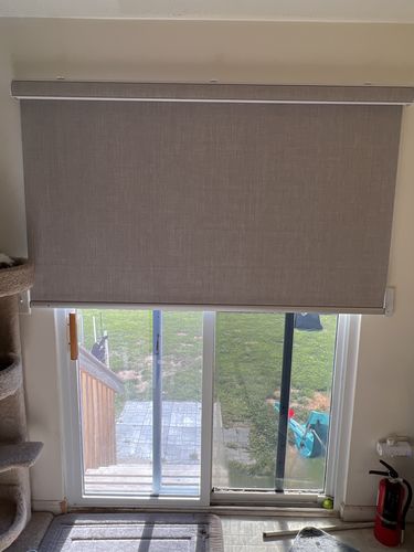 Customer photo review of SmartWings Motorized Roller Shades 100% Blackout Vigor