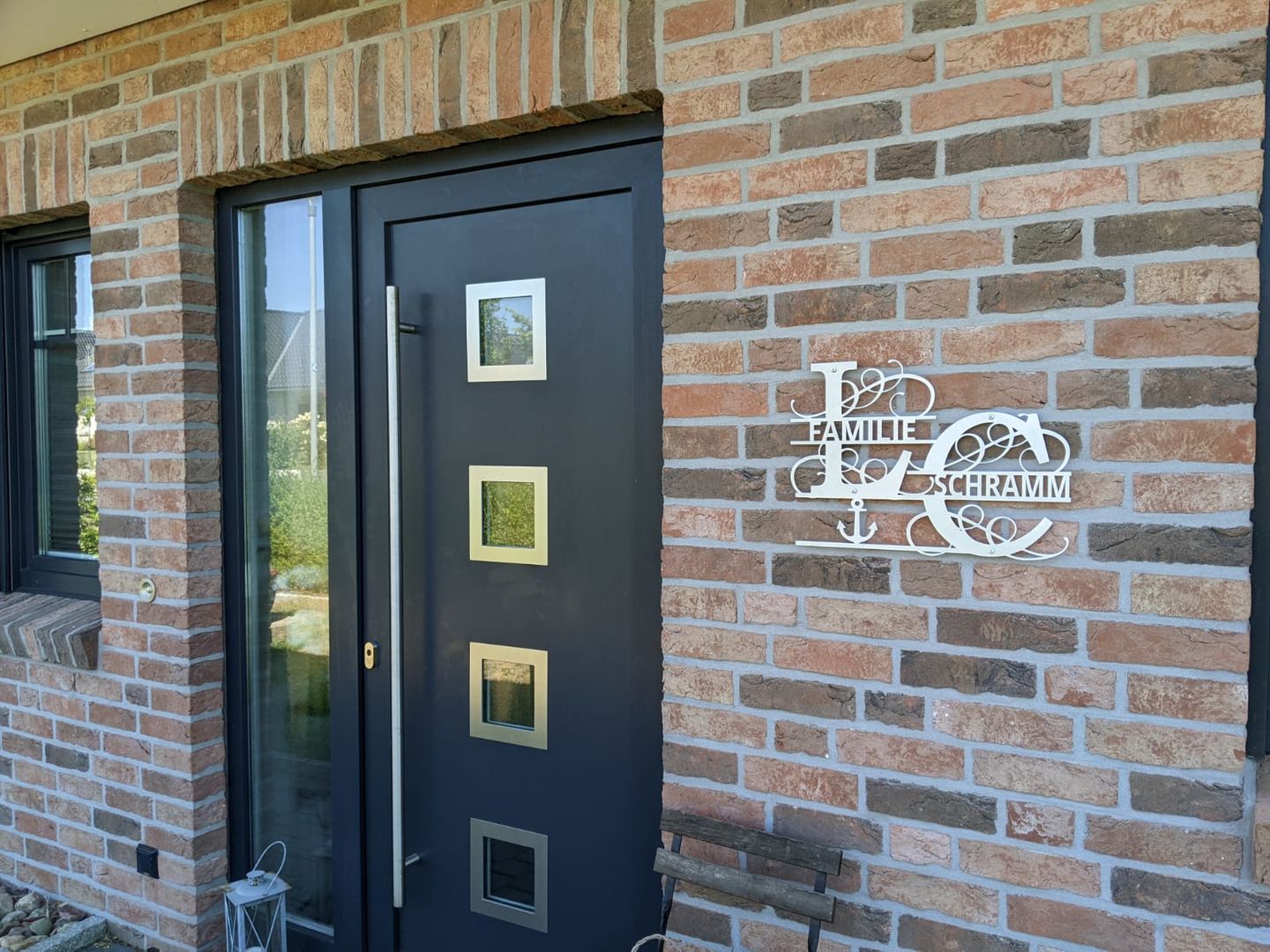 Customer photo review of Hausnummern-Monogramm zweizeilig mit Namensinitialien und kompletten Vor-und Nachnamen (personalisierbar)