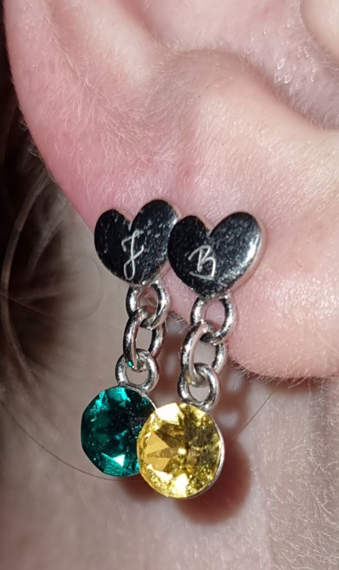 Customer photo review of Ohrstecker “Mini Heart” mit Gravur und Geburtsstein