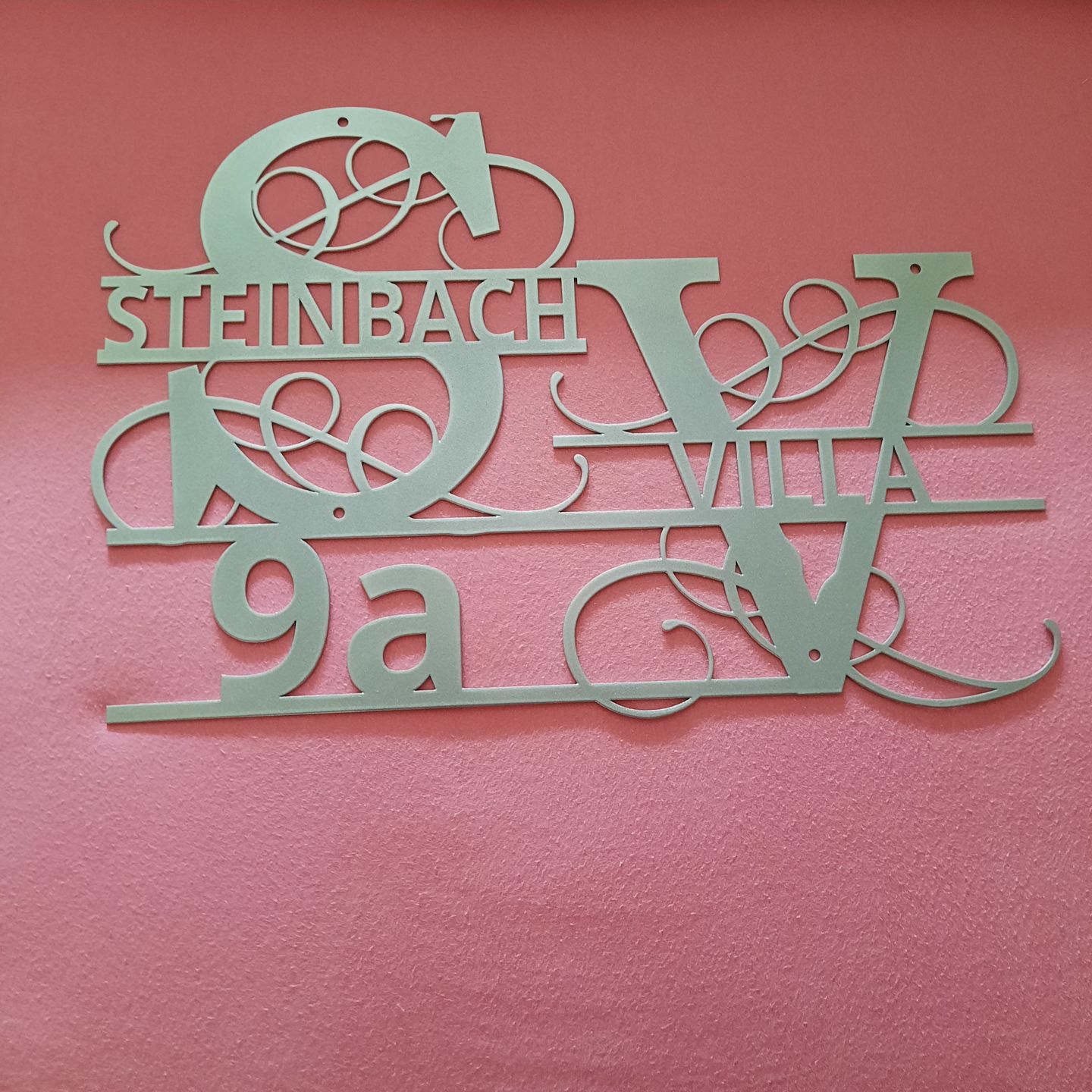 Customer photo review of Hausnummern-Monogramm zweizeilig mit Namensinitialien und kompletten Vor-und Nachnamen (personalisierbar)