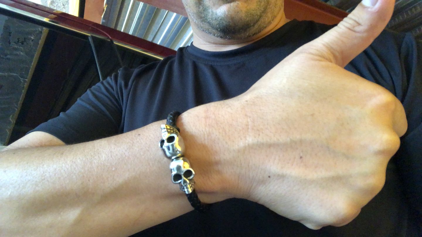 Customer photo review of Pulsera Skulls - Piel Natural