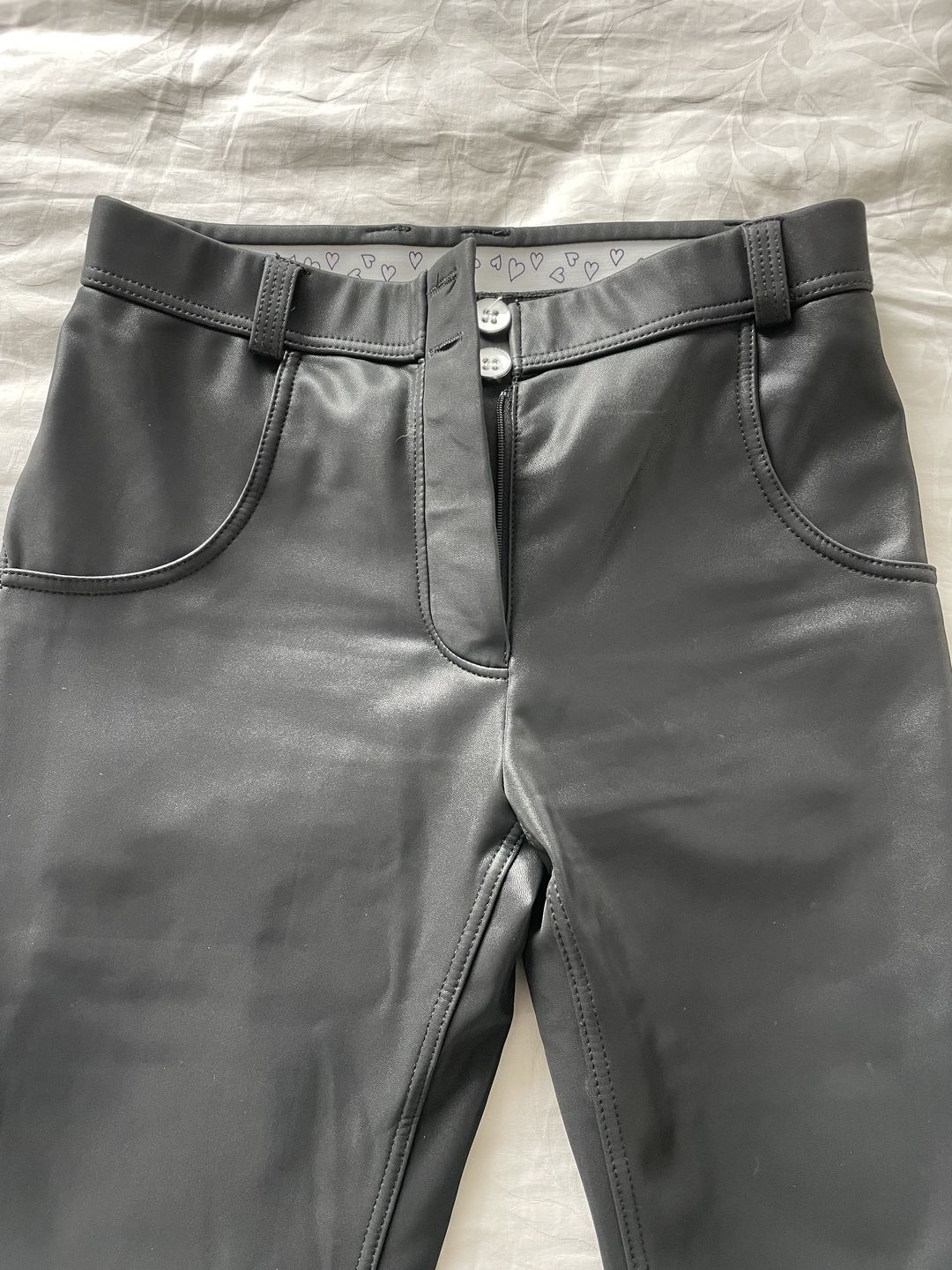 Customer photo review of Shapewear Butt lifting faux leather stretch pants - matt black