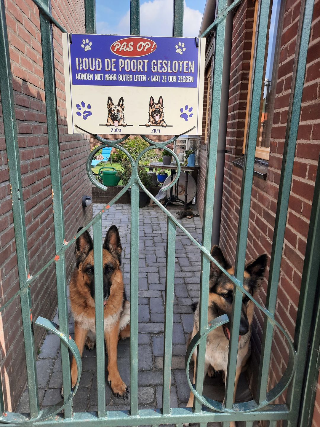 Customer photo review of Honden niet naar buiten laten! - Gepersonaliseerd deurbordje
