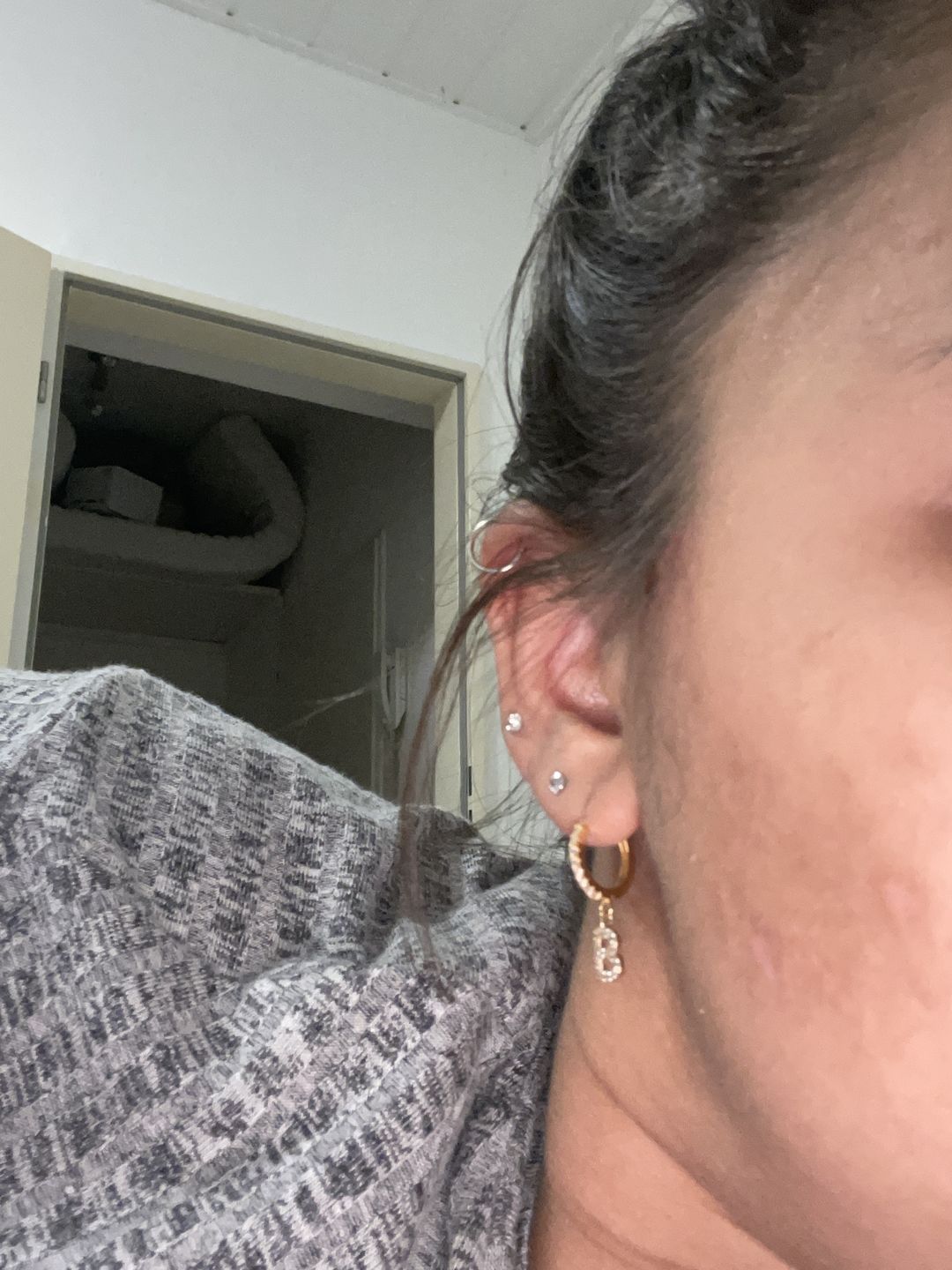 Customer photo review of Letter Ohrringe | 18K vergoldet