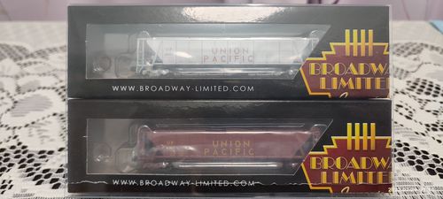 Customer photo review of BLI 7263 H32 Covered Hopper, UP, Variety 2-pack, N Scale (Fantasy Paint Scheme)