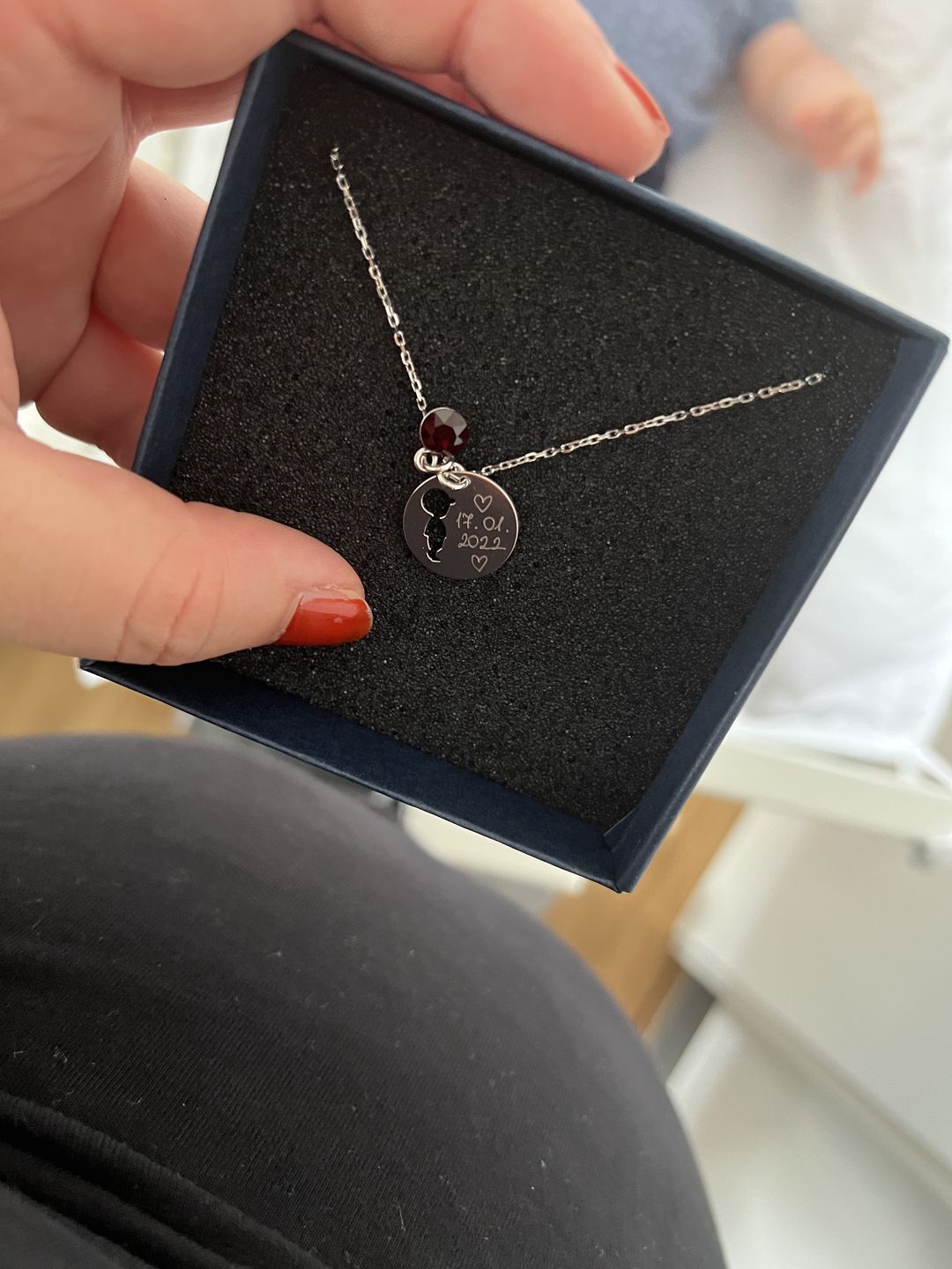 Customer photo review of Halskette mit Geburtsstein und Gravur "Mama"