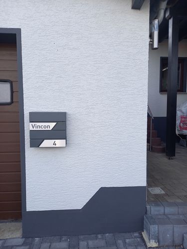 Customer photo review of AlbersDesign Briefkasten B1 anthrazit (RAL7016) personalisiert mit Edelstahl-Schildern