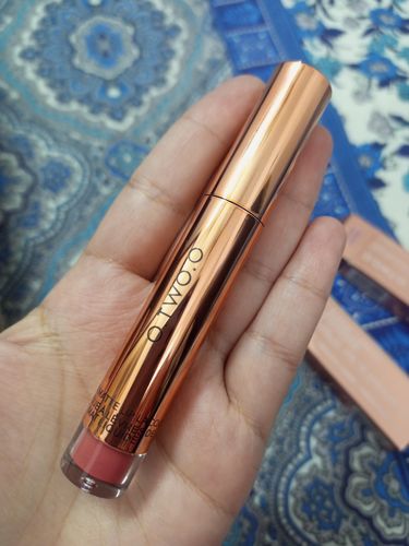 Customer photo review of O.TWO.O VELVET MATTE LIP LACQUER