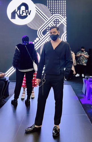 Customer photo review of Deep V-neck Casual Blazer