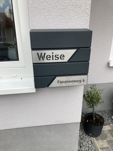 Customer photo review of AlbersDesign Briefkasten B1 anthrazit (RAL7016) personalisiert mit Edelstahl-Schildern