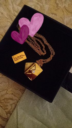 Customer photo review of Collar con colgante de sobre personalizable