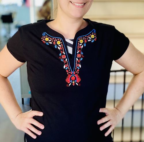 Customer photo review of Дамска тениска с V-деколте бродирана с шевица "Плодородие"