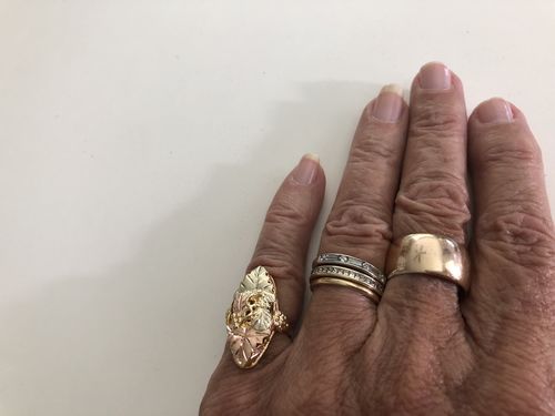 Customer photo review of Black Hills Gold Oval of Leaves Ring