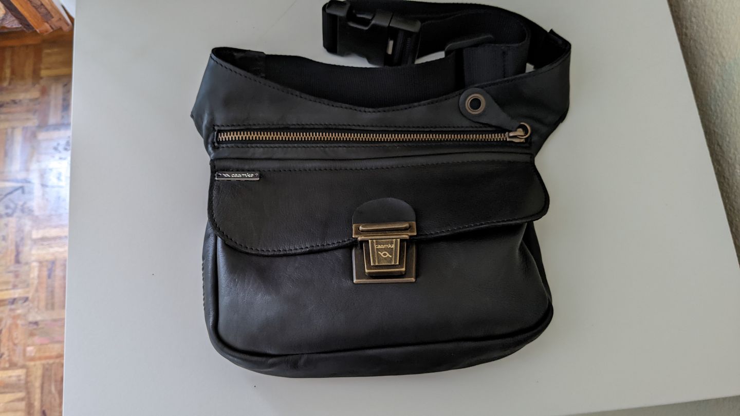 Customer photo review of Riñonera "Classic Black & Old Gold” + Bolsillo trasero · Piel · Pieza Exclusiva Núm. 19004