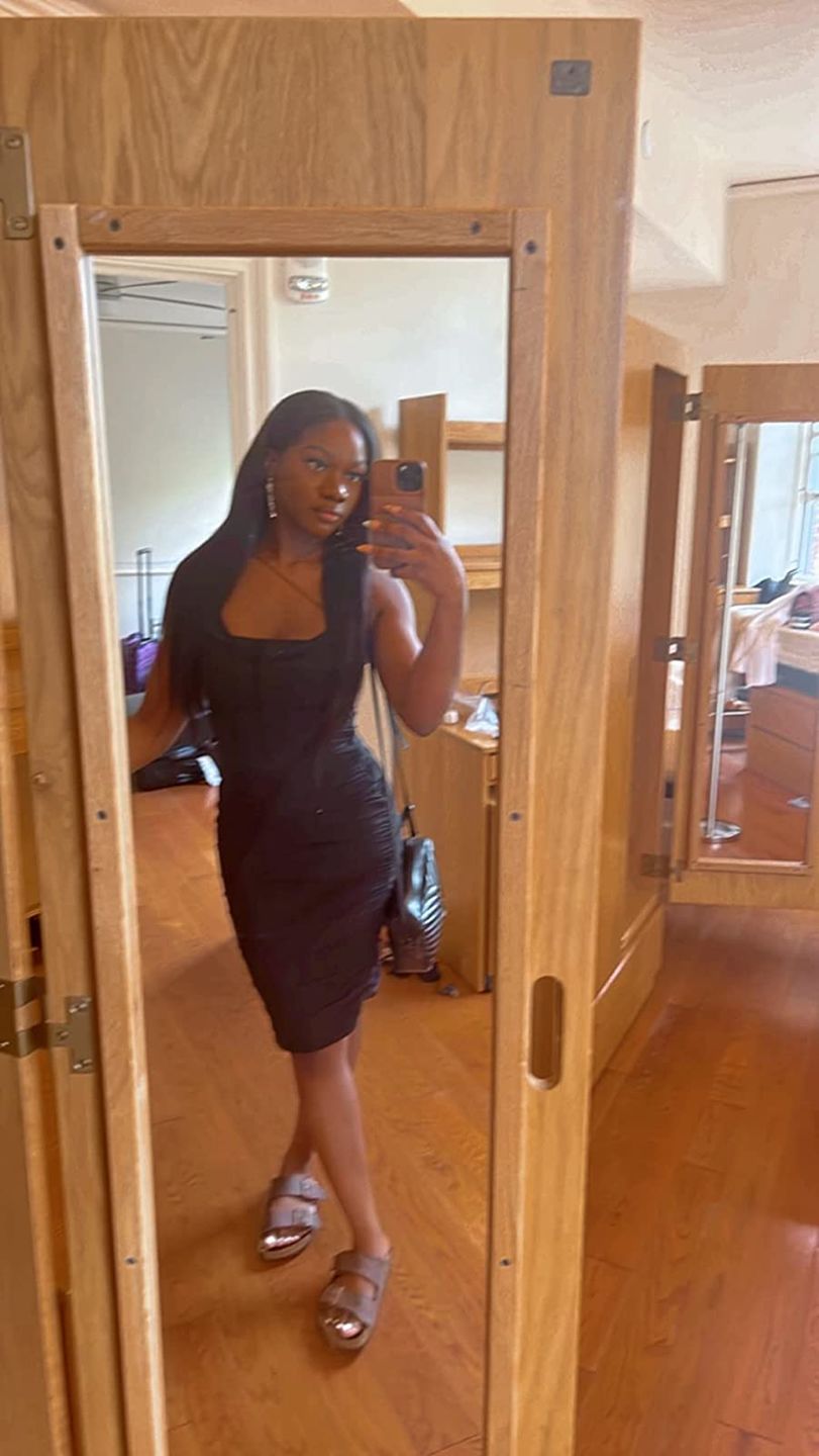 Customer photo review of Wavymy Beginner Friendly Straight V Part Wig No Glue No Sew No Gel Human Hair Wig 180 Density Thin Part Wig