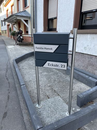 Customer photo review of AlbersDesign Briefkasten B1 anthrazit (RAL7016) personalisiert mit Edelstahl-Schildern