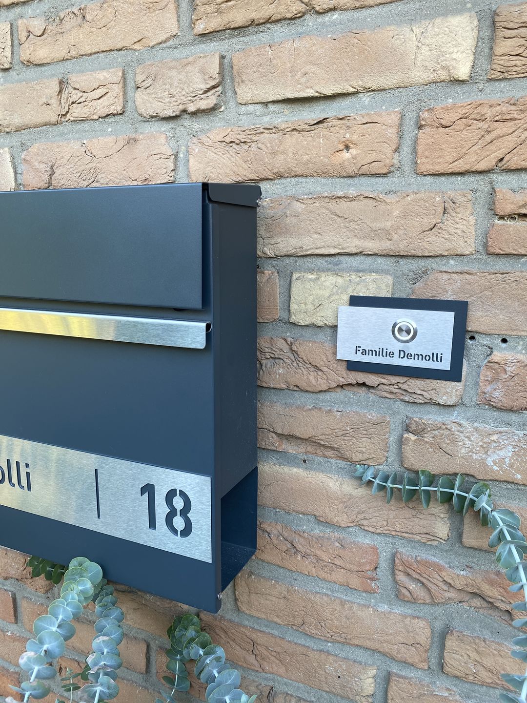 Customer photo review of AlbersDesign personalisierte Edelstahl-Klingel K5 mit 3D-Effekt in anthrazit (RAL7016)