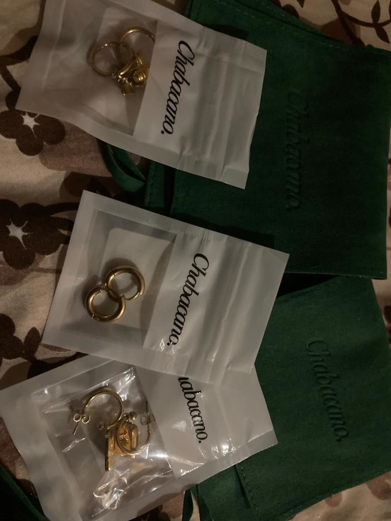 Customer photo review of Aretes Beecuff