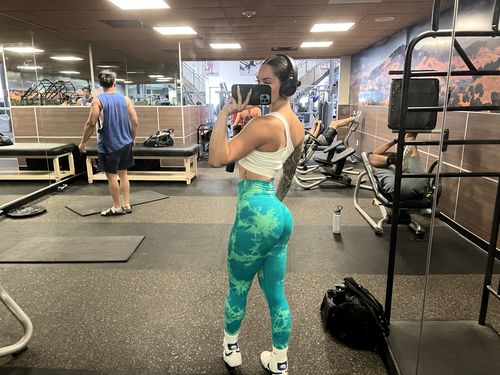Customer photo review of Teal Marine Lightning Marble Scrunch Butt Leggings