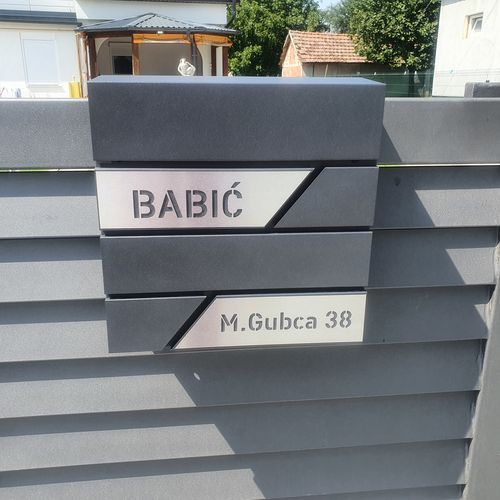 Customer photo review of AlbersDesign Briefkasten B1 Eisenglimmer (DB703) personalisiert mit Edelstahl-Schildern