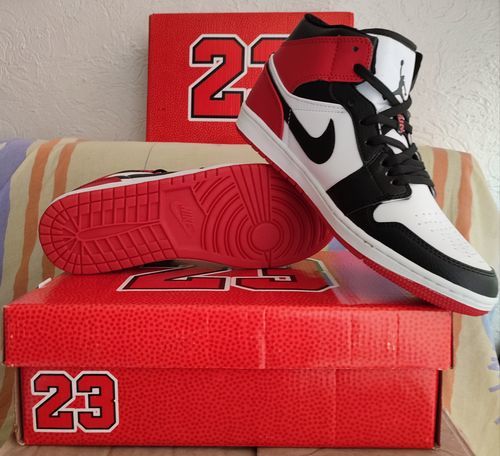 Customer photo review of Tenis Retro 1 Chicago Black