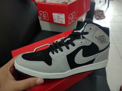 Customer photo review of Tenis Retro 1 Gris Negro