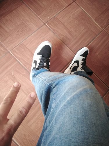 Customer photo review of Tenis Retro 1 Gris Negro