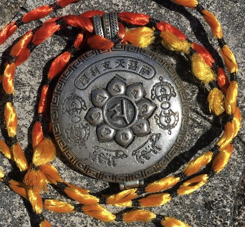 Customer photo review of Médaille Tibétaine de la Reine de la lumière Ozer Chenma.