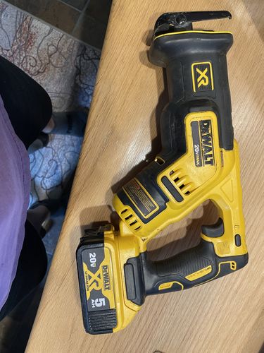 Customer photo review of DEWALT DCB205 20V MAX XR Battery, Lithium Ion, 5.0Ah
