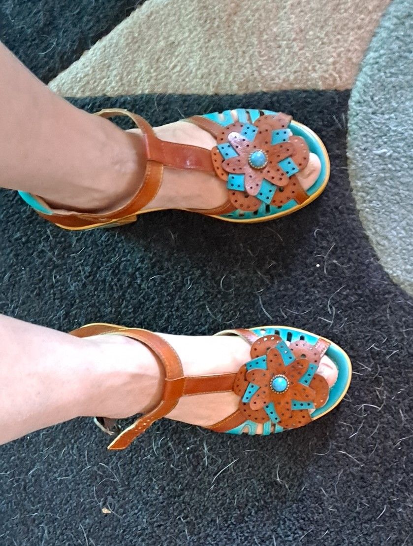 Customer photo review of Vintage Handmade Fish Mouth Floral Sandals