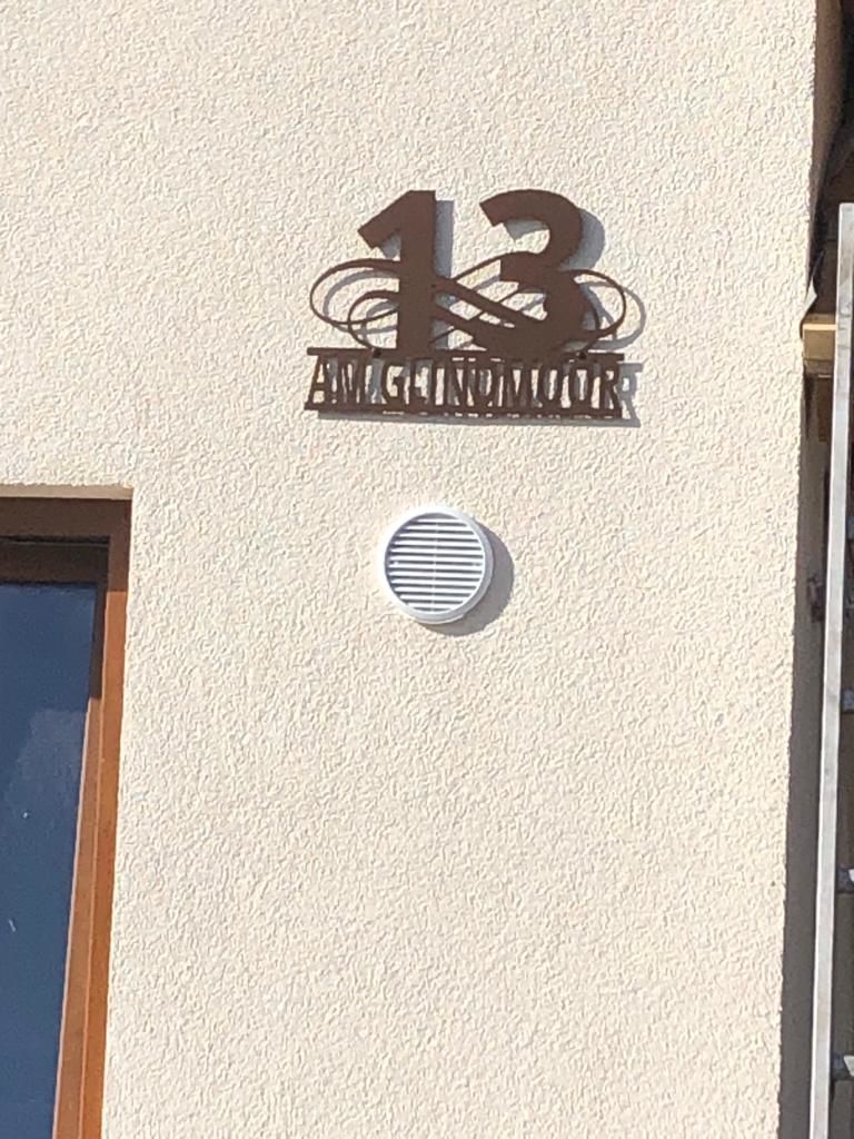 Customer photo review of Hausnummern-Türschild Ornamental Style einzeilig (personalisierbar)