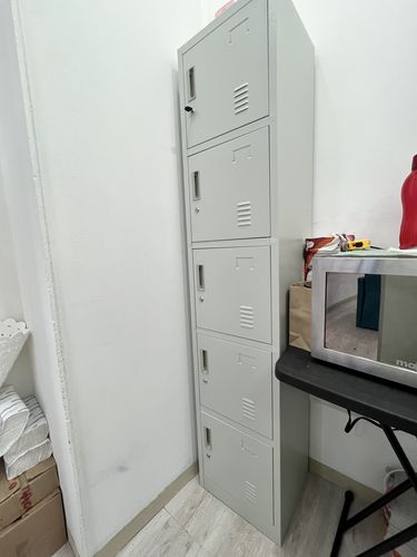 Customer photo review of Locker Metalico 5 Puertas Casilleros Oficina Chapa 9x34x180