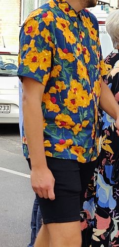 Customer photo review of Chemise d'été boutonnée à manches courtes en coton à fleurs jaunes pour hommes