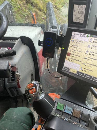 Customer photo review of Gadgetme Handyhalterung mit Wireless Ladefunktion passend für Case, New Holland, Steyr 15W Fast Wireless