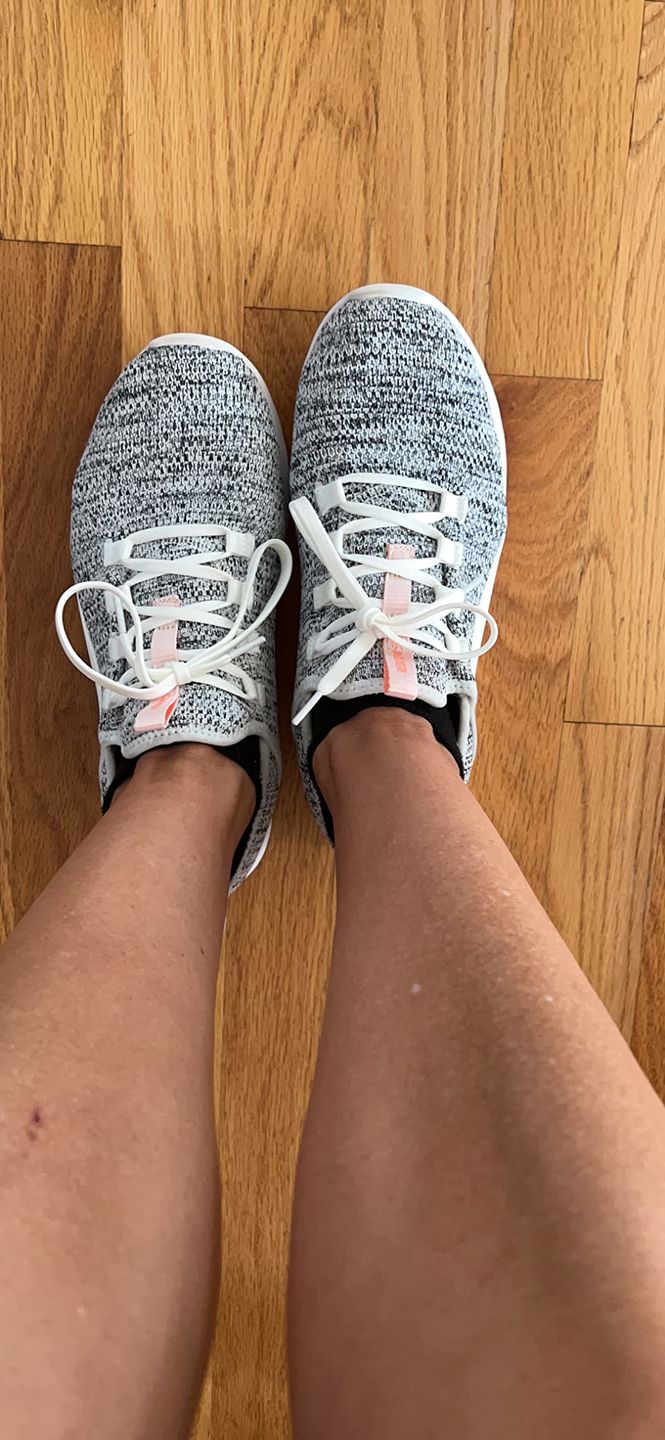 Customer photo review of Aleader Women's Energy Cloud X Sneakers