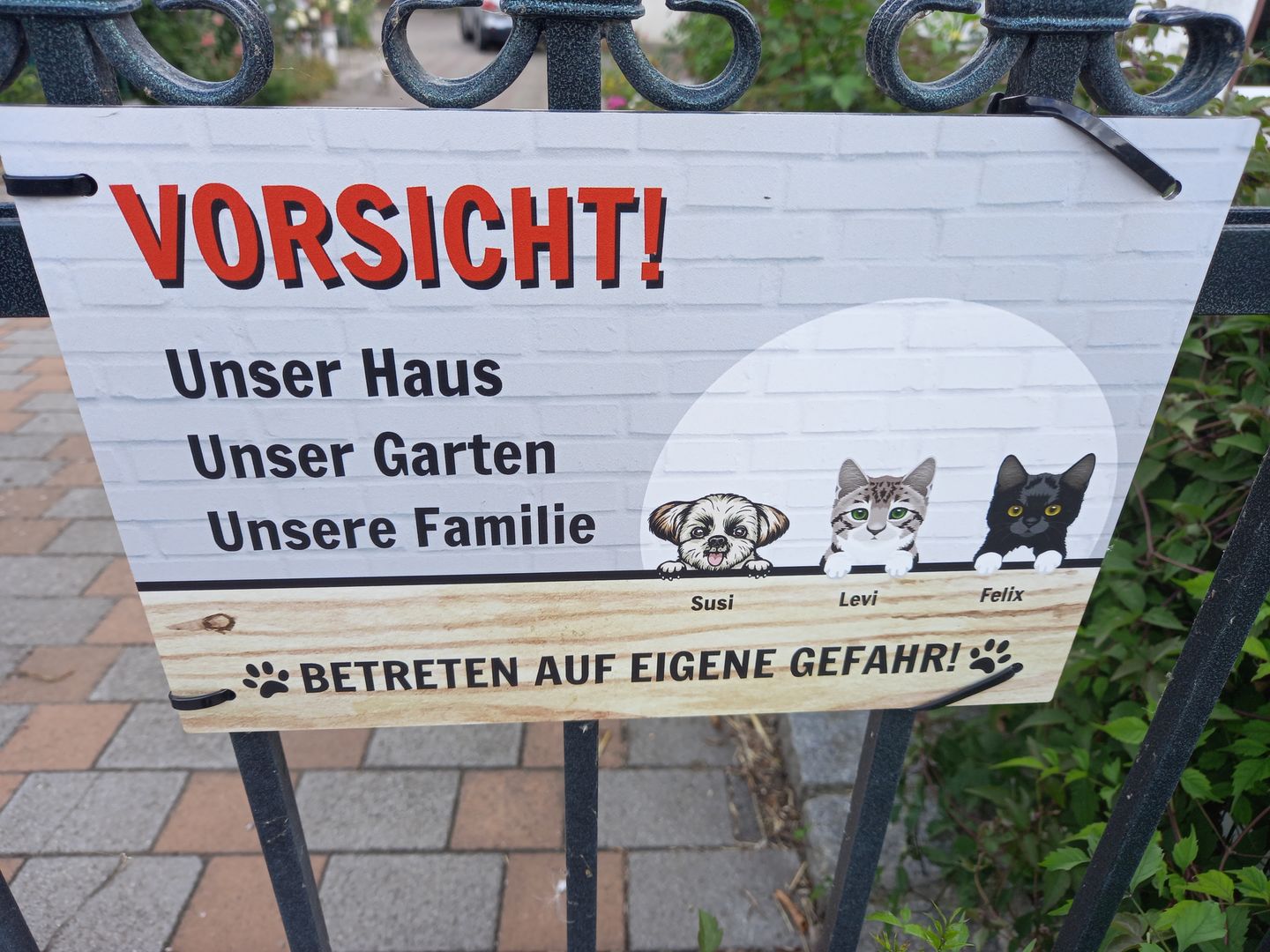 Customer photo review of Vorsicht - Individuelles Gartenschild