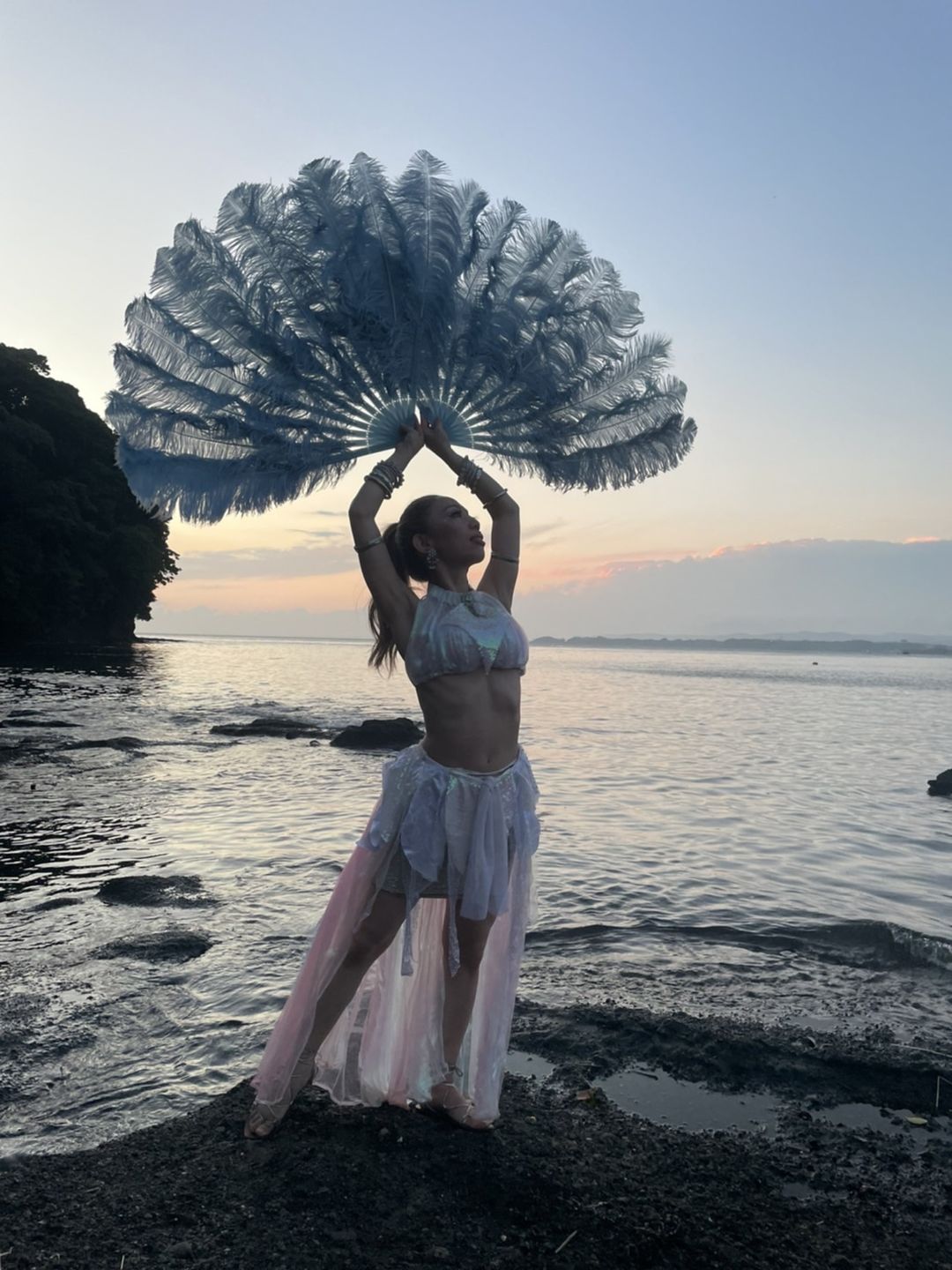 Customer photo review of 2 layers beige wood Ostrich Feather Fan 30"x 54" with leather travel Bag