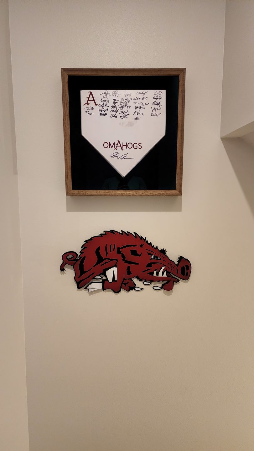 Customer photo review of Arkansas Razorbacks VAULT "Slobbering Hog" 3D Vintage Metal Wall Art
