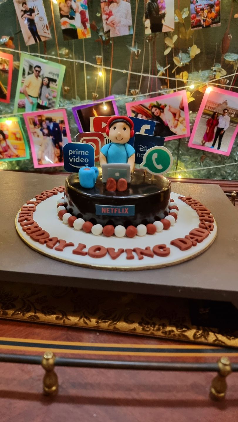 Customer photo review of Social Media Lover Cake