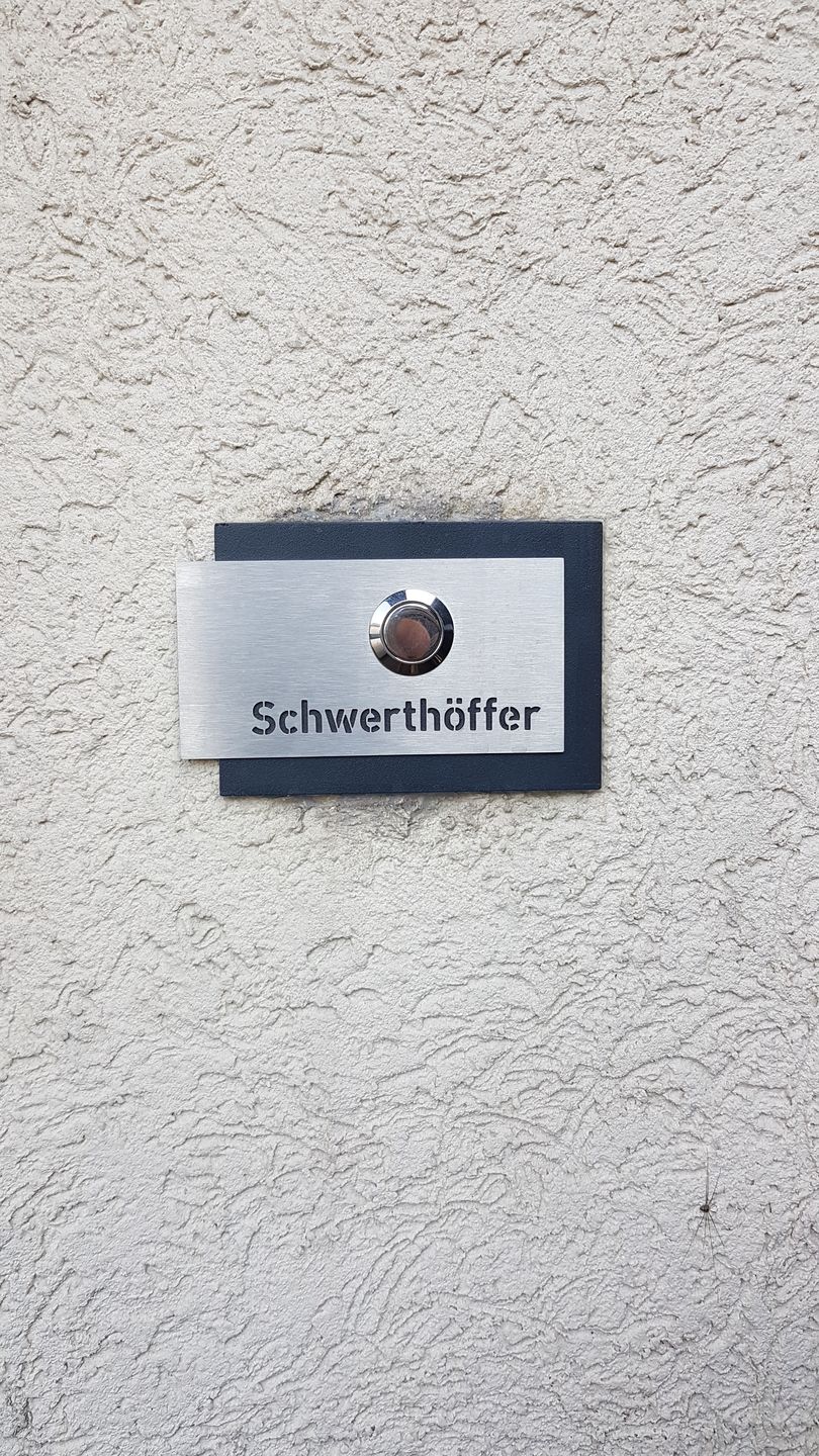 Customer photo review of AlbersDesign personalisierte Edelstahl-Klingel K5 mit 3D-Effekt in anthrazit (RAL7016)