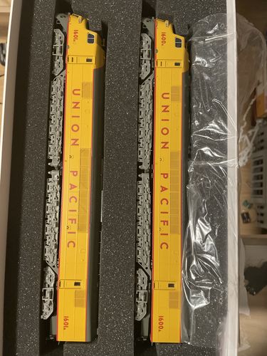 Customer photo review of BLI 2510 Baldwin Centipede A-A Set, UP #1600A/1601A Set, Yellow & Gray, both units w/ Paragon4 Sound/DC/DCC, HO