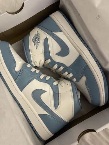 Customer photo review of Nike Air Jordan 1 Mid 'UNC' Women's (2022)