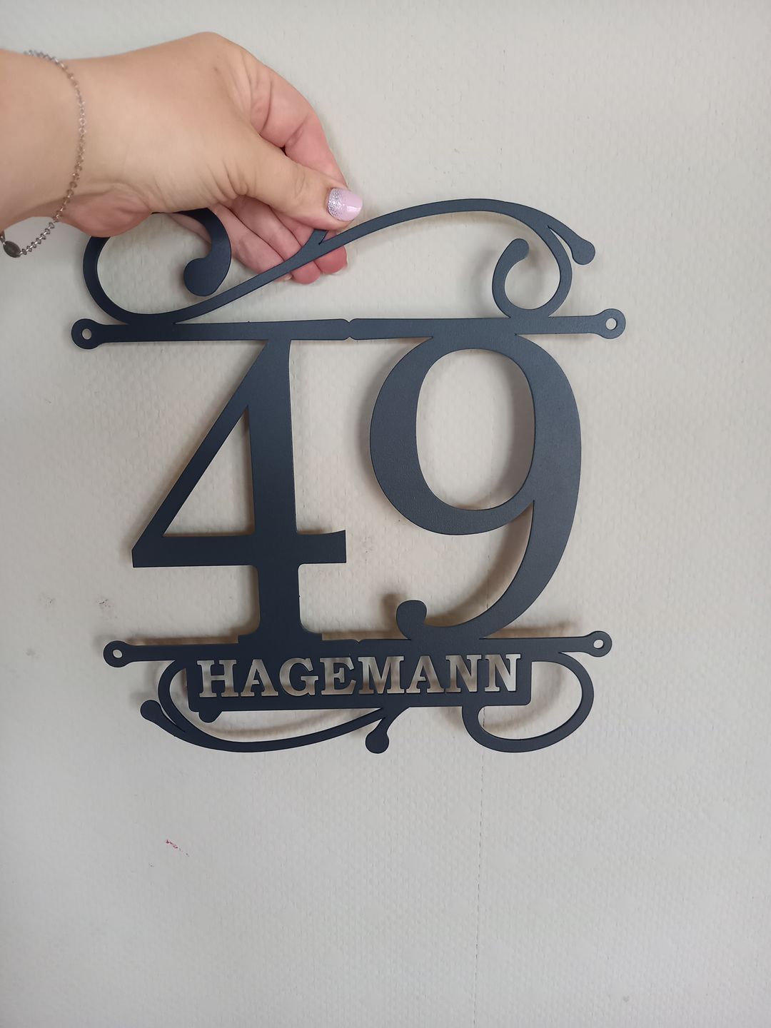 Customer photo review of Hausnummer Türschild mit Ornament und Familiennamen aus edlem Stahl