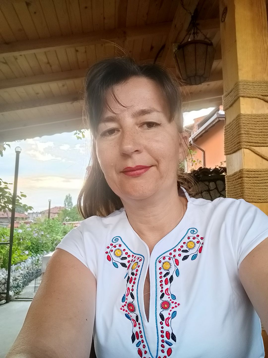 Customer photo review of Дамска тениска с V-деколте бродирана с шевица "Плодородие"