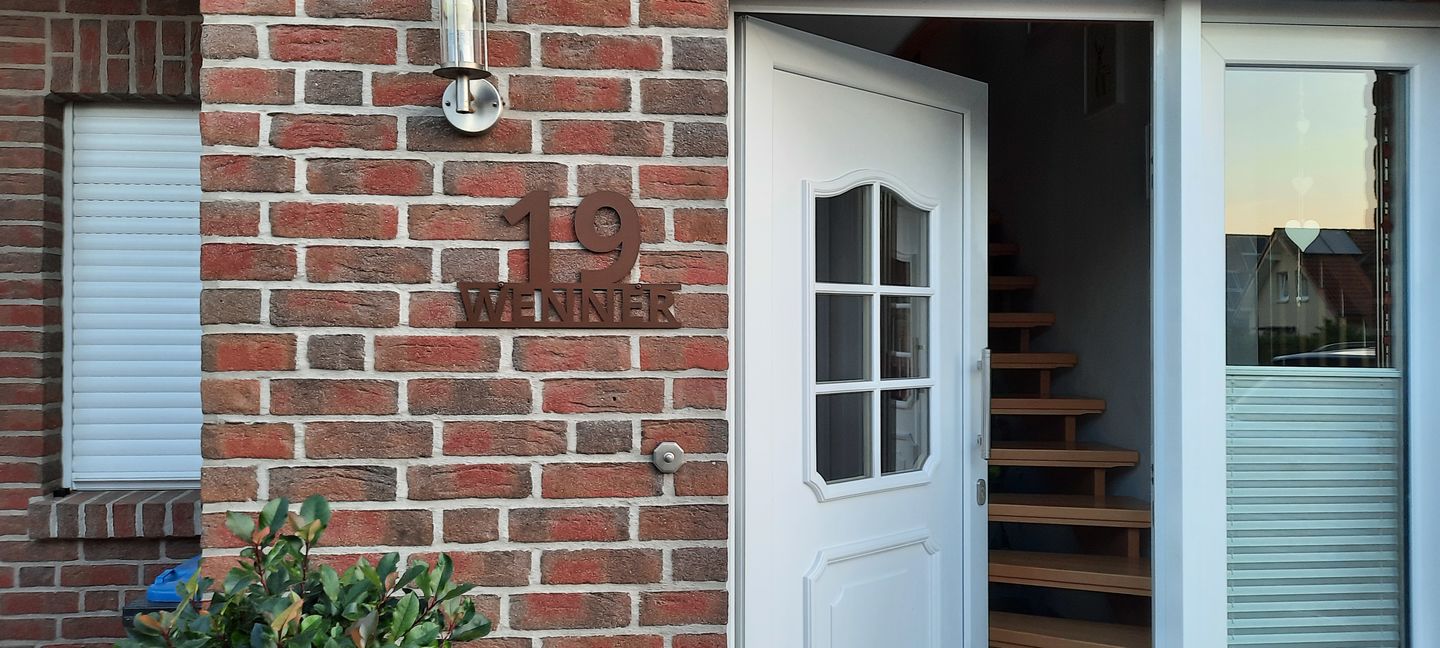 Customer photo review of Hausnummer - Modest Art einzeilig aus edlem Stahl mit Familiennamen