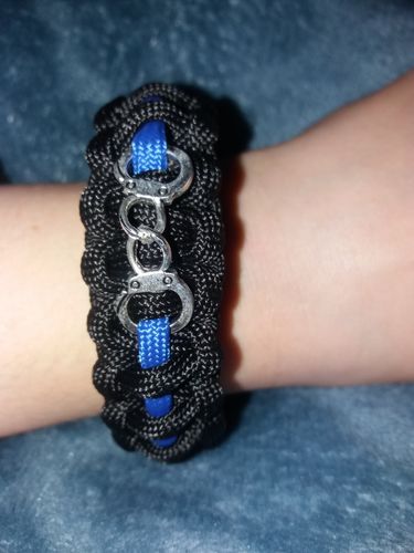 Customer photo review of Thin Blue Line " Handfessel" Paracord Armband