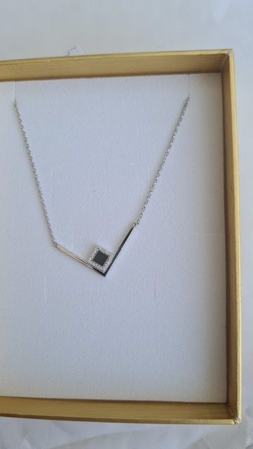 Customer photo review of V Shiny Pendant - זהב ויהלומים
