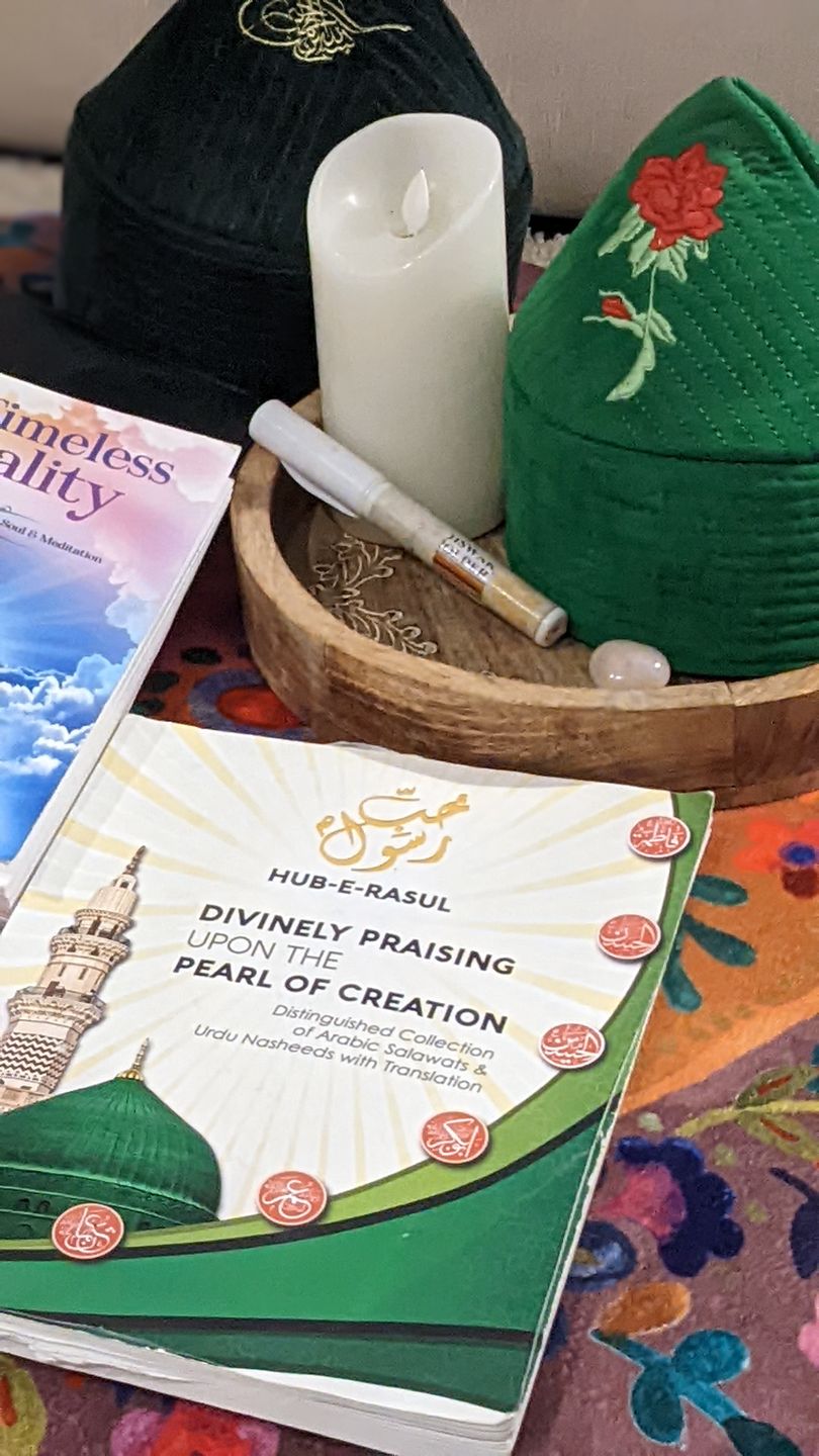 Customer photo review of Divinely Praising Upon the Pearl of Creation: Distinguished Collection of Arabic Salawats and Urdu Nasheeds with Translation